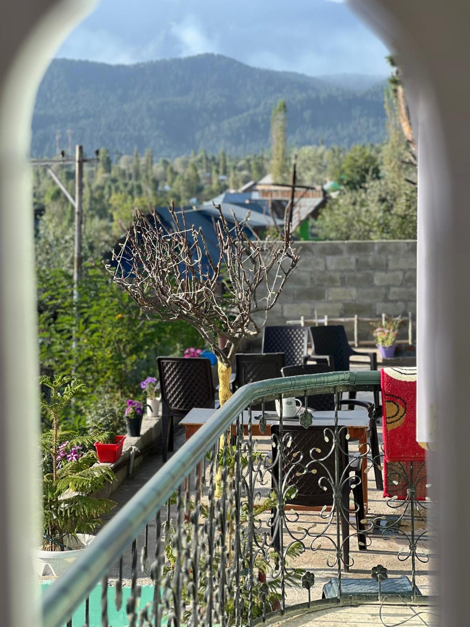 Everest Guest House Gulmarg Exterior foto